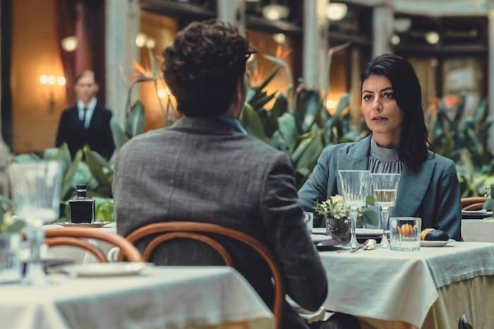 Weiters spielen Alessandra Mastronardi (o.). 