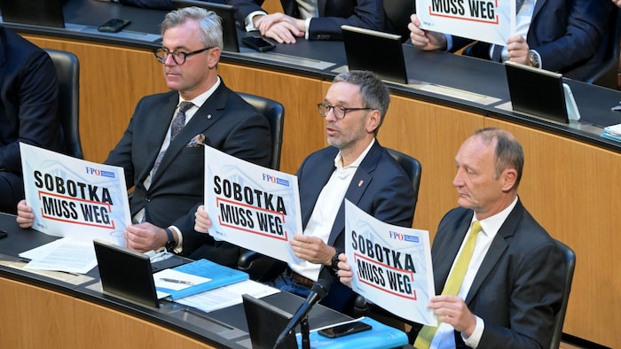 Norbert Hofer (li.) und seine Parteikollegen mit den unmissverständlichen Botschaften in der ...