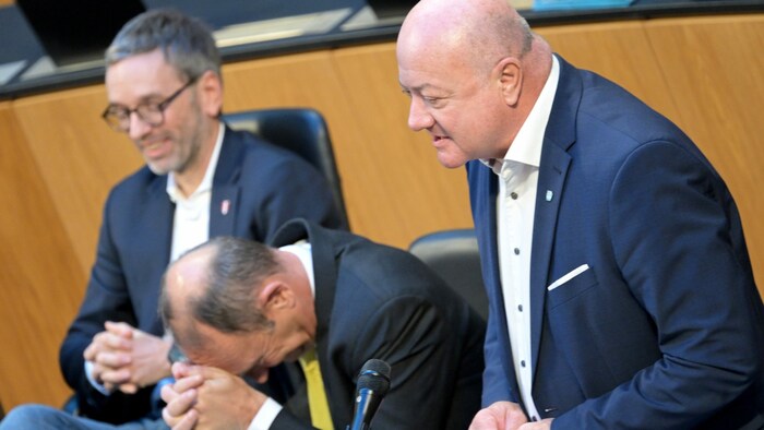 Christian Stocker bei seiner Wortmeldung, im Hintergrund amüsieren sich Herbert Kickl und Axel ...