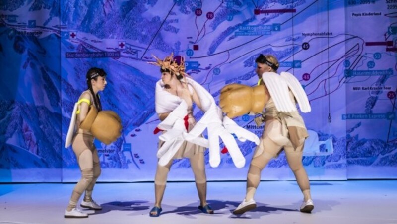 Spielwütiges Damenteam in „Schnee Weiß“ (von li.): Nataya Sam, Cecilia Pérez und Katharina Hofmann. (Bild: Jochen Quast)