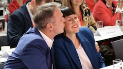 Babler und Blum verliebt und im Partnerlook zuletzt am Parteitag (Bild: Christian Jauschowetz)
