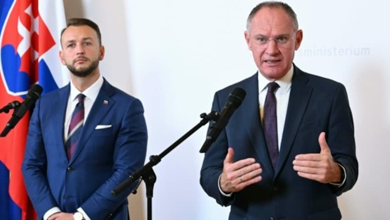 Der slowakische Innenminister Matúš Šutaj Eštok (li.) und Innenminister Gerhard Karner (ÖVP) am Donnerstag bei einer gemeinsamen Pressekonferenz in Wien (Bild: APA/HELMUT FOHRINGER)