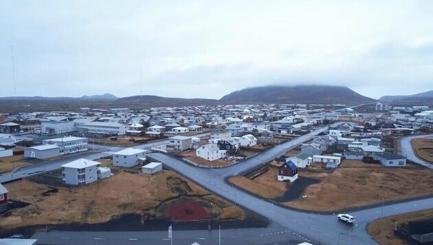 V pobřežním městě Grindavík (na snímku) na Islandu byly minulý týden v důsledku četných zemětřesení zničeny desítky budov. (Bild: kameraOne)