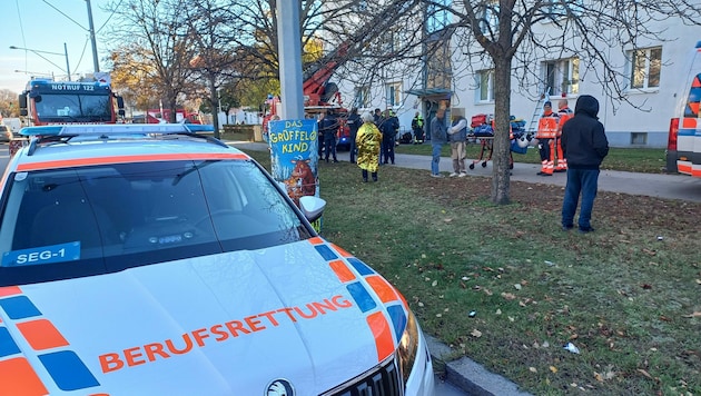 Einsatzkräfte wurden zu einem Wohnhaus in Favoriten alarmiert. Dort soll bei Bauarbeiten Schadstoff ausgetreten sein. (Bild: Berufsrettung Wien)