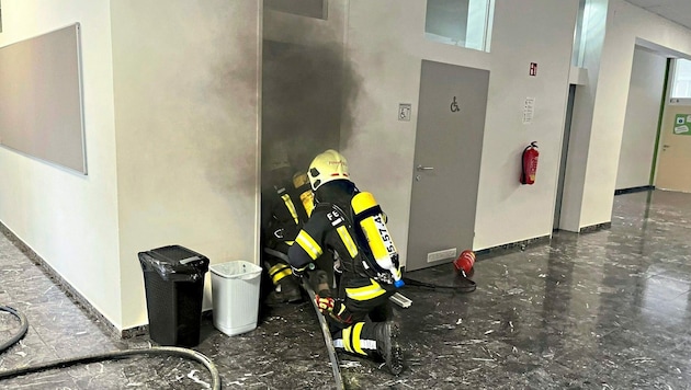 In einer Toilette der Mittelschule Pinkafeld hat es am Mittwoch gebrannt. (Bild: Stadtfeuerwehr Pinkafeld)