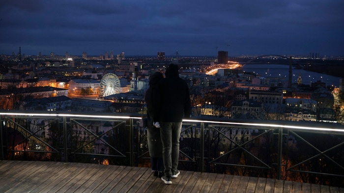 Ein Pärchen sieht sich die ukrainische Hauptstadt Kiew von oben an.