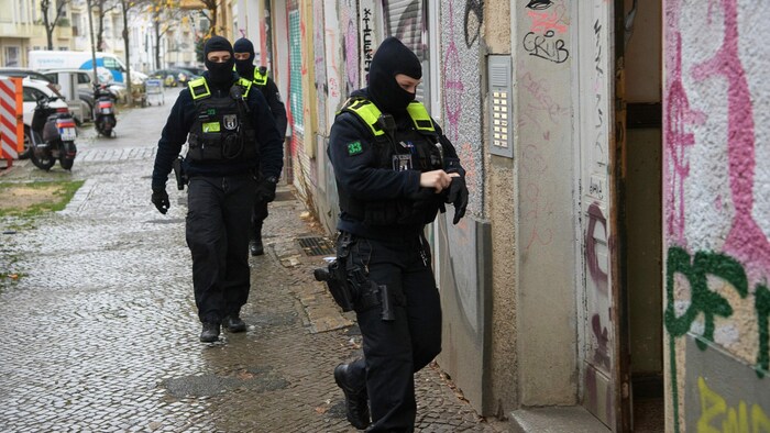 Am Donnerstag wurden in Deutschland mehrere Razzien gegen mutmaßliche Anhängerinnen und Anhänger ...