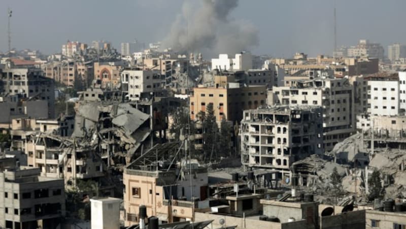 Gaza Stadt liegt zunehmend in Trümmern. (Bild: AP)