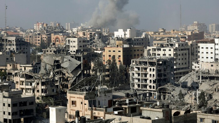 Gaza Stadt liegt zunehmend in Trümmern.