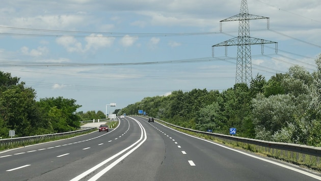Statt der doppelten Sperrlinie wird auf der S4 derzeit eine temporäre Mitteltrennung errichtet, um die Mattersburger Schnellstraße sicherer zu machen. (Bild: Huber Patrick)