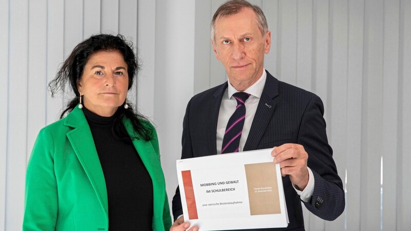 Claudia Brandstätter and AK President Josef Pesserl (Bild: AK Stmk/Derler)