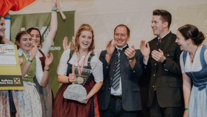 Bei der großen BestOf23- Projektprämierung in Kufstein überreichte Österreichs LK-Präsident Josef Moosbrugger den Landjugend-Award an die jubelnden Schwoicher Gewinner. (Bild: Sophie Balber)