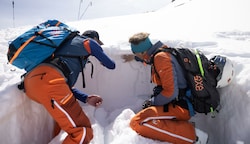 Die Experten des Tiroler Lawinenwarndiensts bei einer Schneedeckenuntersuchung. (Bild: SIMON RAINER PHOTOGRAPHER)