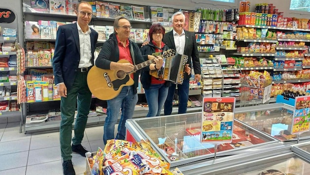 Uni-Geschäftsführer Andreas Haider (li.) und Vertriebsleiter Christian Fraß mit musikalischer Unterstützung bei der Nah&Frisch-Eröffnung in St. Michael/Bleiburg. (Bild: Gernot Kurz)