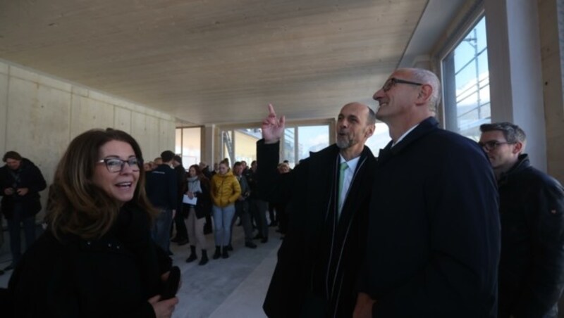 Firstfeier auf dem Dach des neuen, achtgeschoßigen Holzbaues der Tiroler Versicherung in Innsbruck: Lob von LH Mattle unter anderem für den gereimten, langen Firstspruch des Lehrlings. (Bild: Birbaumer Christof)