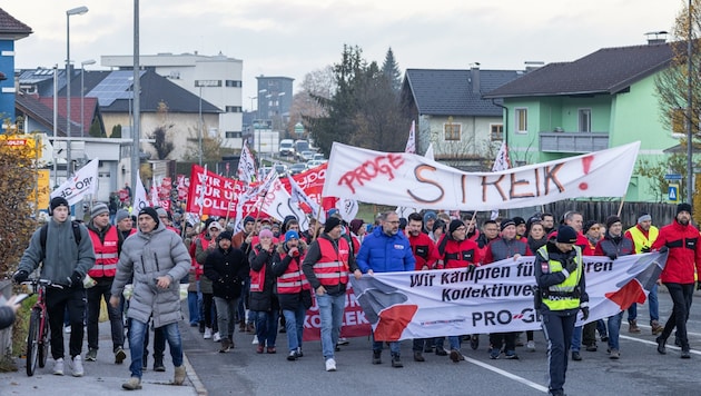 Etwa 600 Metaller marschierten am Donnerstag durch Hallein. Sie fordern ein Gehaltsplus von durchschnittlich 10,6 Prozent. (Bild: GPA)