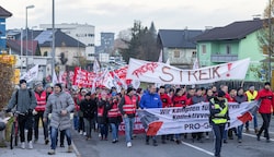 Etwa 600 Metaller marschierten am Donnerstag durch Hallein. Sie fordern ein Gehaltsplus von durchschnittlich 10,6 Prozent. (Bild: GPA)