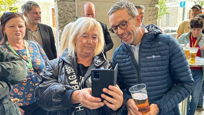 Herbert Kickl betont gerne seine Volksnähe.