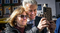 Hat diese Dame gerade mit dem zukünftigen Premier Geert Wilders gemacht? Die Partnersuche wird für den Rechtspopulisten äußerst schwierig. (Bild: APA/AFP/ANP/ROB ENGELAAR)