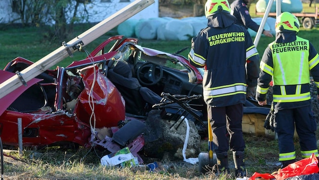 Der rote Peugeot wurde völlig zerfetzt (Bild: Pressefoto Scharinger © Daniel Scharinger)