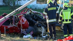 Der rote Peugeot wurde völlig zerfetzt (Bild: Pressefoto Scharinger © Daniel Scharinger)