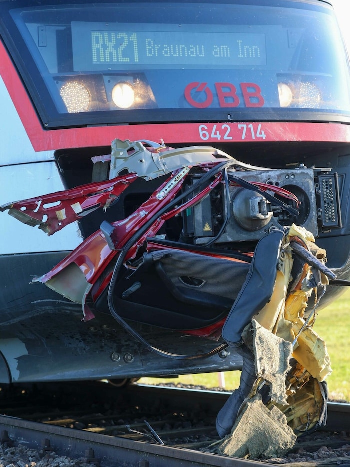 Beifahrersitz und Seitentür blieben am Triebwagen hängen