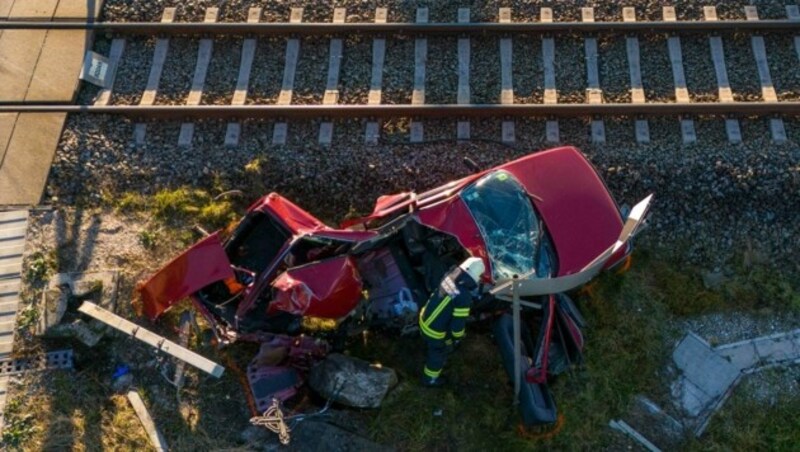 Einsatzkräfte konnten den Lenker lebend bergen (Bild: Pressefoto Scharinger © Daniel Scharinger)