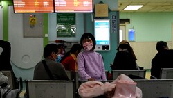 Eltern mit ihren Kindern in einem Spital in Peking  (Bild: APA/AFP/Jade Gao)