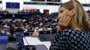 Allein und in der hintersten Reihe: Eva Kaili, ehemalige Vizepräsidentin des EU-Parlaments, hat zwar keine Partei und keine Unterstützer mehr, aber ein Mandat. (Bild: Jean-Francois Badias / AP / picturedesk.com)