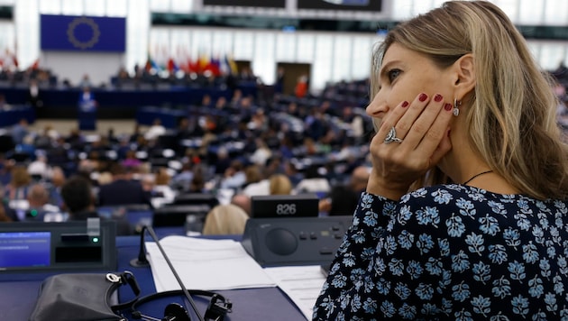 Allein und in der hintersten Reihe: Eva Kaili, ehemalige Vizepräsidentin des EU-Parlaments, hat zwar keine Partei und keine Unterstützer mehr, aber ein Mandat. (Bild: Jean-Francois Badias / AP / picturedesk.com)