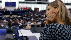 Allein und in der hintersten Reihe: Eva Kaili, ehemalige Vizepräsidentin des EU-Parlaments, hat zwar keine Partei und keine Unterstützer mehr, aber ein Mandat. (Bild: Jean-Francois Badias / AP / picturedesk.com)