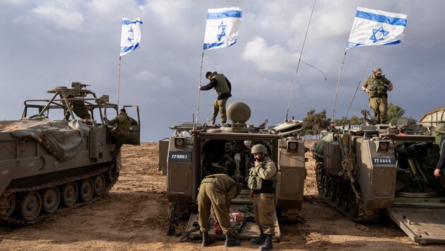 Izraeli katonák a Gázai övezetben (Bild: AP Photo/Ohad Zwigenberg)