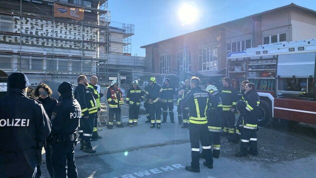 Die Mittelschule Groß Siegharts im Bezirk Waidhofen an der Thaya wurde evakuiert. (Bild: FF Groß Siegharts)