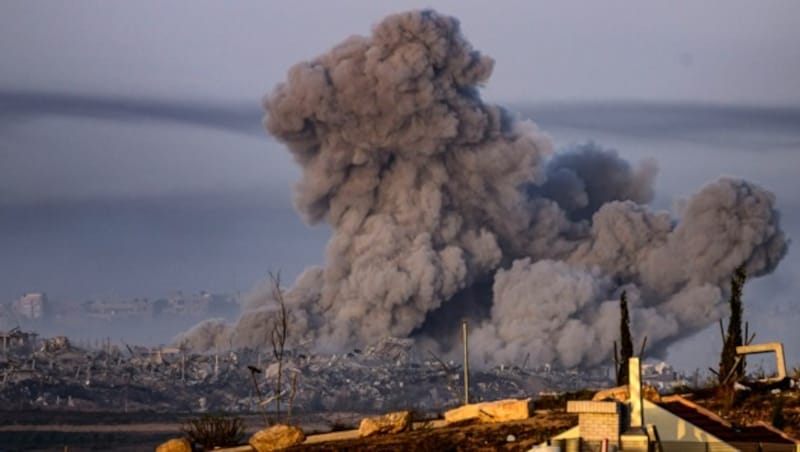 Eine Feuerpause im Gazastreifen ist derzeit wieder im Gespräch, eine Einigung scheint jedoch nicht in Sicht. (Bild: APA/AFP/John MACDOUGALL)