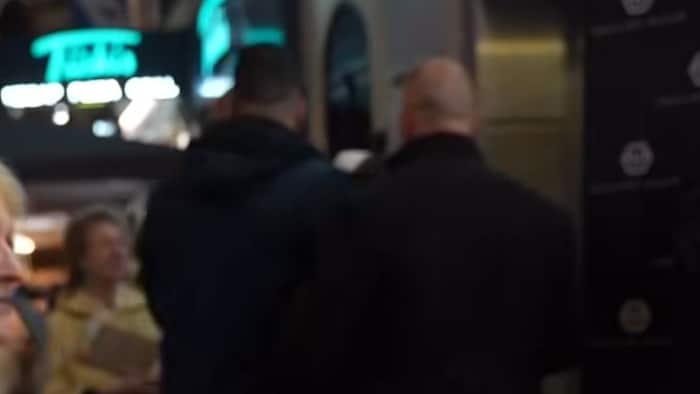 Die Warnweste durfte er Plein nicht überreichen, da waren schnell die Securities zur Stelle und ...