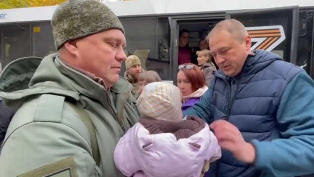 Igor Kastjukewitsch (li.) war federführend bei der Entführung ukrainischer Kinder aus einem Heim im Cherson. Er postete selbst Bilder davon. (Bild: Telegram/Igor Kastyukevich)