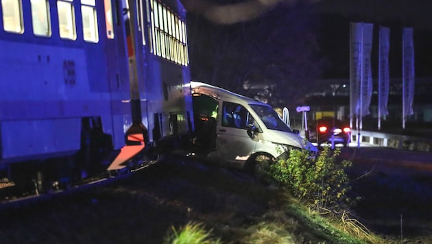 Die Feuerwehr musste das Fahrzeug bergen. (Bild: laumat.at/Matthias Lauber)