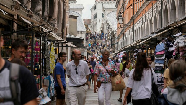 Dicht drängen sich die Menschen in Venedig nahe der berühmten Rialtobrücke. (Bild: ASSOCIATED PRESS)