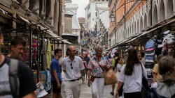 Dicht drängen sich die Menschen in Venedig nahe der berühmten Rialtobrücke. (Bild: ASSOCIATED PRESS)