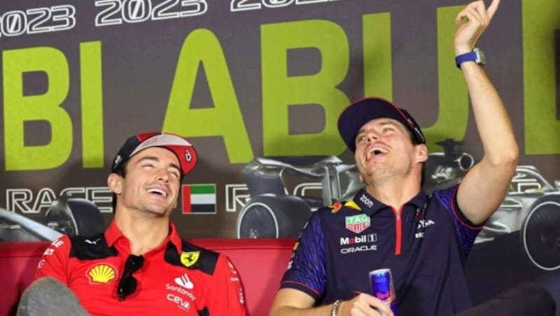 Carlos Sainz und Max Verstappen sind in Abu Dhabi bester Laune. (Bild: AFP or Licensors)