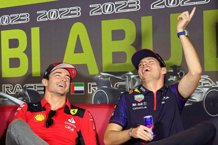 Carlos Sainz und Max Verstappen sind in Abu Dhabi bester Laune.
