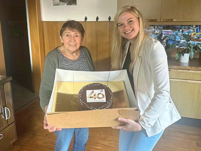 Jennifer Kapellari überbrachte Frau Furlan die Torte.
