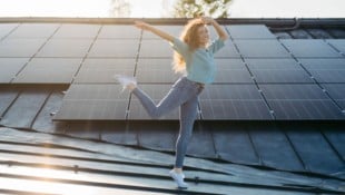 Die Kraft der Sonne lässt Kunden vor Freude tanzen. In nur wenigen Schritten kann jeder profitieren. (Bild: Halfpoint - stock.adobe.com)