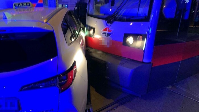 Es blieb bei einem Blechschaden. Dennoch musste das beschädigte Taxi aufwendig von den Gleisen ...