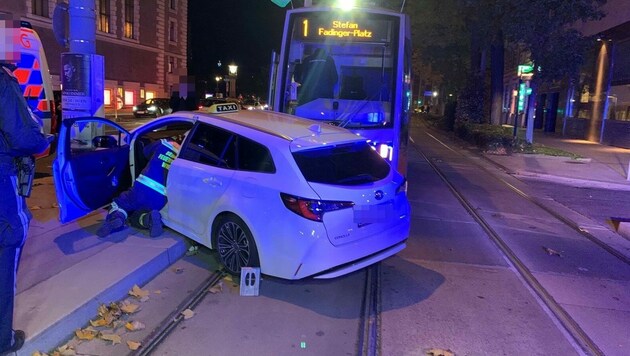 Nichts ging mehr: Da das Hybrid-Taxi die Gleise blockierte, musste die Feuerwehr mit schwerem Gerät ausrücken. (Bild: Berufsfeuerwehr Wien)