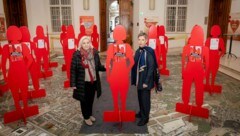 Stadträtin Andrea Brandner und Frauenbeauftragte Alexandra Schmidt vor der Ausstellung in der Wolf-Dietrich-Halle (Bild: Stadt Salzburg/Alexander Killer)