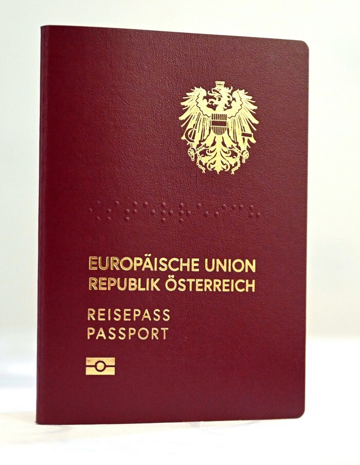 Das Wort „Österreich“ findet sich auf der Vorderseite des Einbandes auch in Brailleschrift, das ...