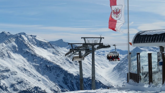 Unmissverständliche Worte von SP-Obmann LHStv. Georg Dornauer: Nein zu Neuerschließungen, Ja zum Gletscherschutz, aber auch ein ganz klares Ja zum Ausbau bestehender Anlagen und Gebiete im Land. (Bild: ZOOM.TIROL)