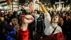 Bei den Protesten gegen Geert Wilders in Amsterdam waren auch palästinensische Flaggen zu sehen. (Bild: APA/AFP/ANP/Ramon van Flymen)