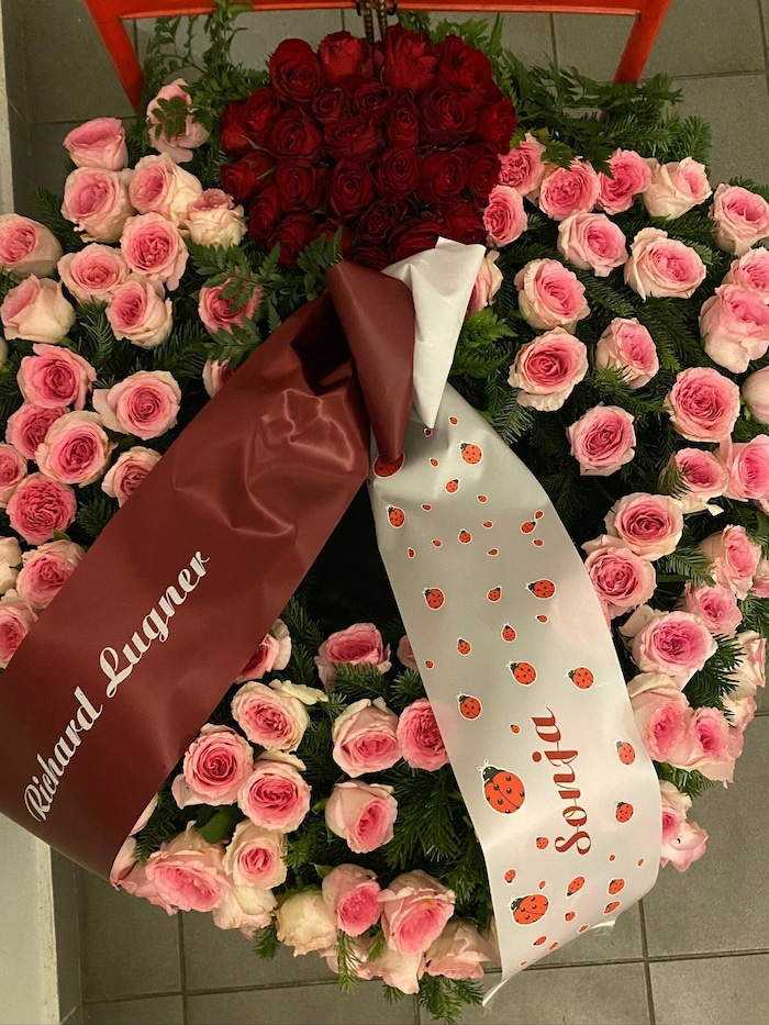 Richard Lugner brachte für seine Sonja Schönanger einen Kranz mit, dessen Schleife mit Marienkäfern verziert war.
